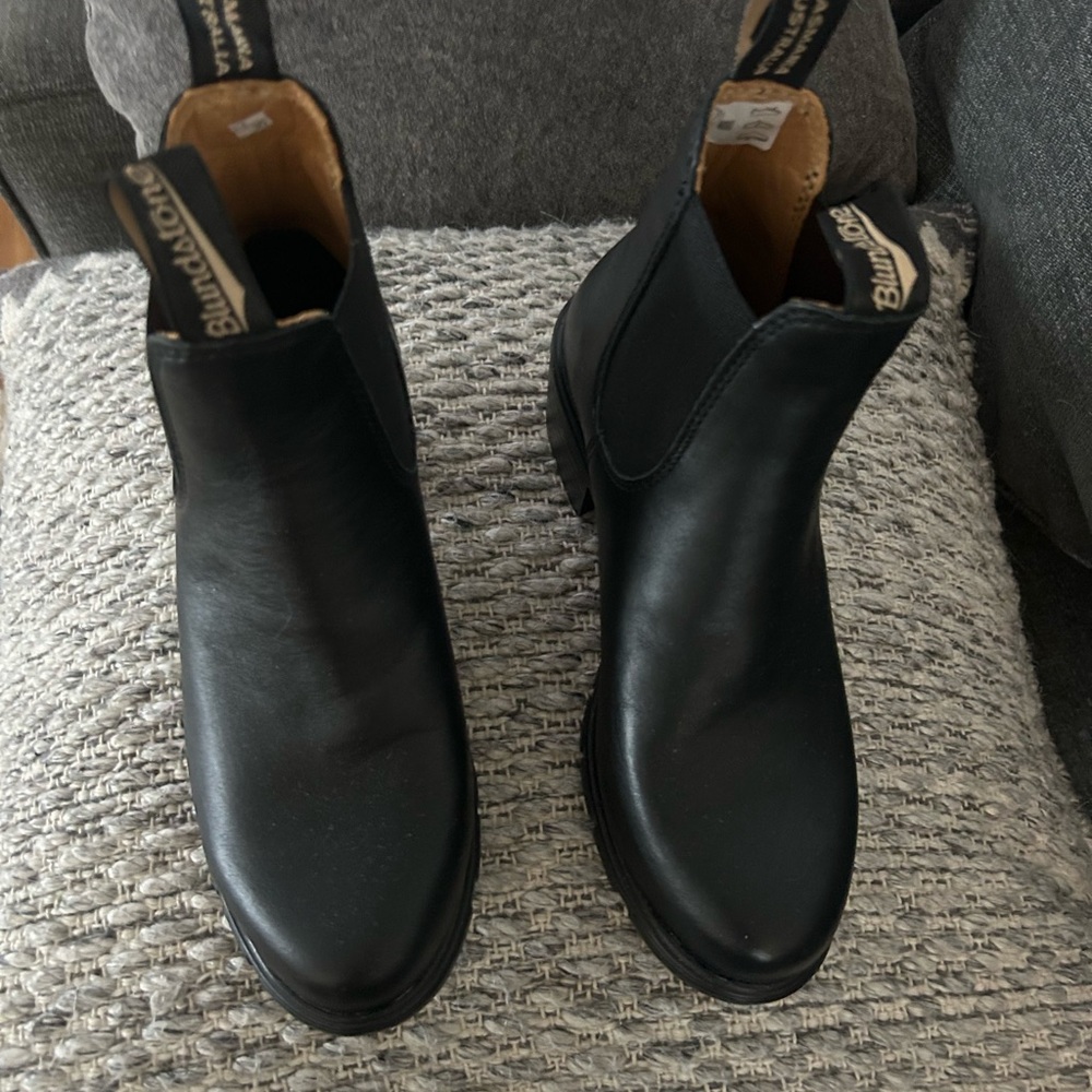 New Blundstone Chelsea black